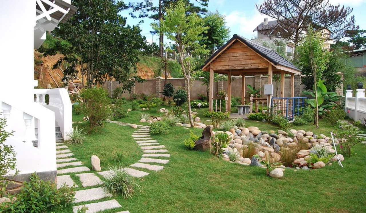 Thiết kế sân vườn nhỏ đẹp sẽ biến không gian sân vườn của bạn trở nên sống động và mới mẻ hơn bao giờ hết. Với phong cách thiết kế sân vườn nhỏ đẹp của chúng tôi, bạn sẽ tạo ra một không gian xanh mát với các loại cây, hoa và thiết bị trang trí. Hãy cùng tham khảo các hình ảnh công trình thiết kế của chúng tôi để tìm ra ý tưởng cho sân vườn của bạn!